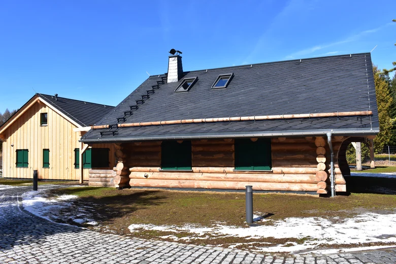 Blick auf die Holzhäuser des Walderlebniszentrums