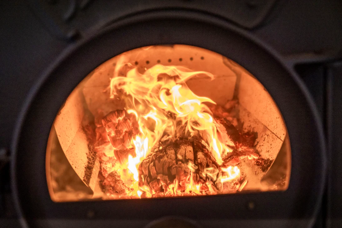 Blick auf das Holzfeuer im Ofen.