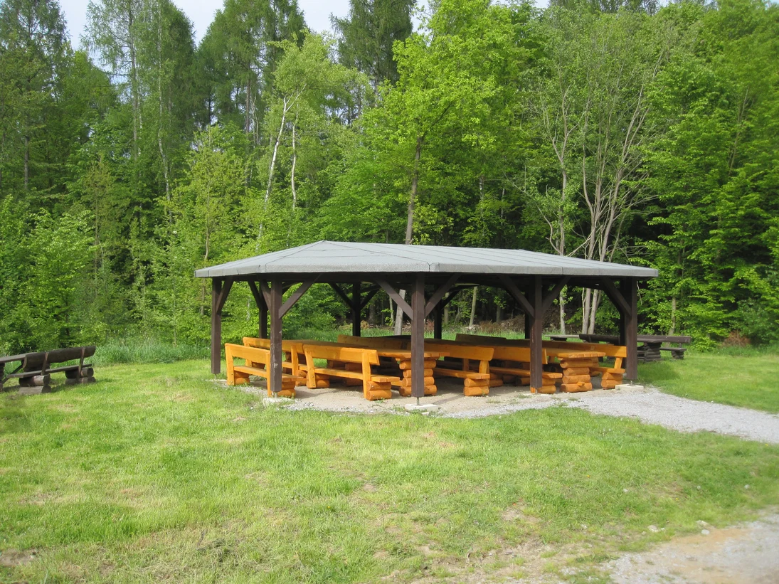Blick auf die große Sitzecke im Aussenbereich.