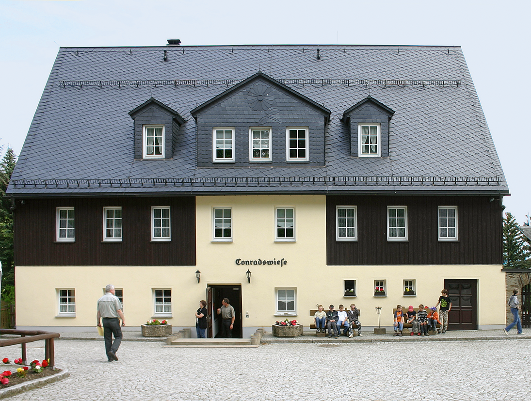 Blick auf das Hauptgebäude