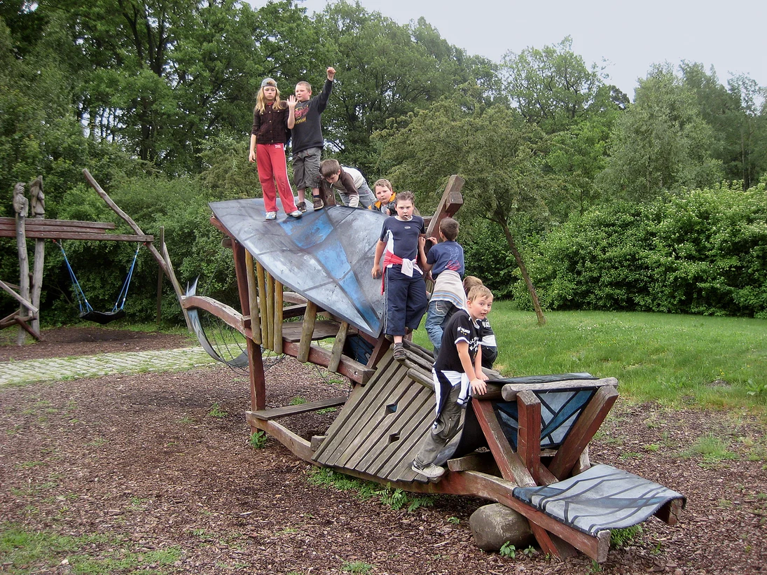 Kinder auf dem Spielplatz