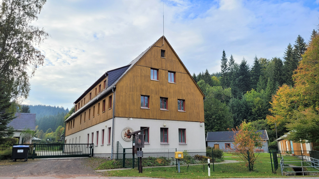 Blick auf das Hauptgebäude im Sommer