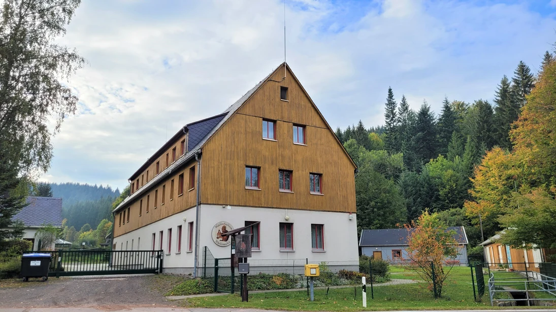 Blick auf das Hauptgebäude im Sommer