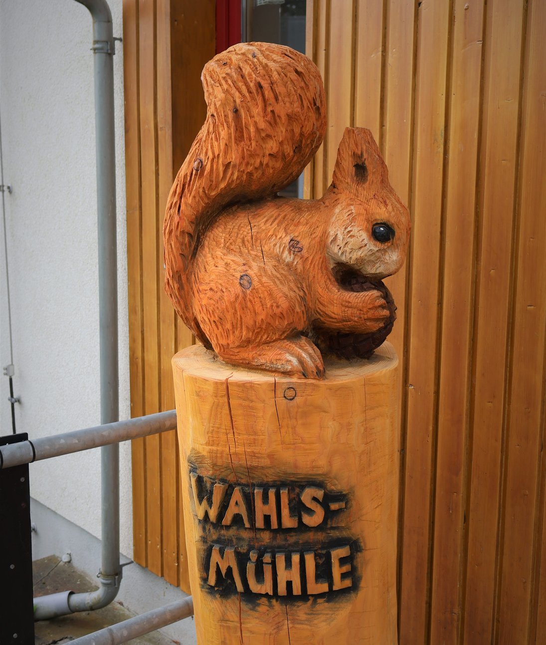 Ein geschnitztes Eichhörnchen ist das Maskottchen des Waldschulheimes.