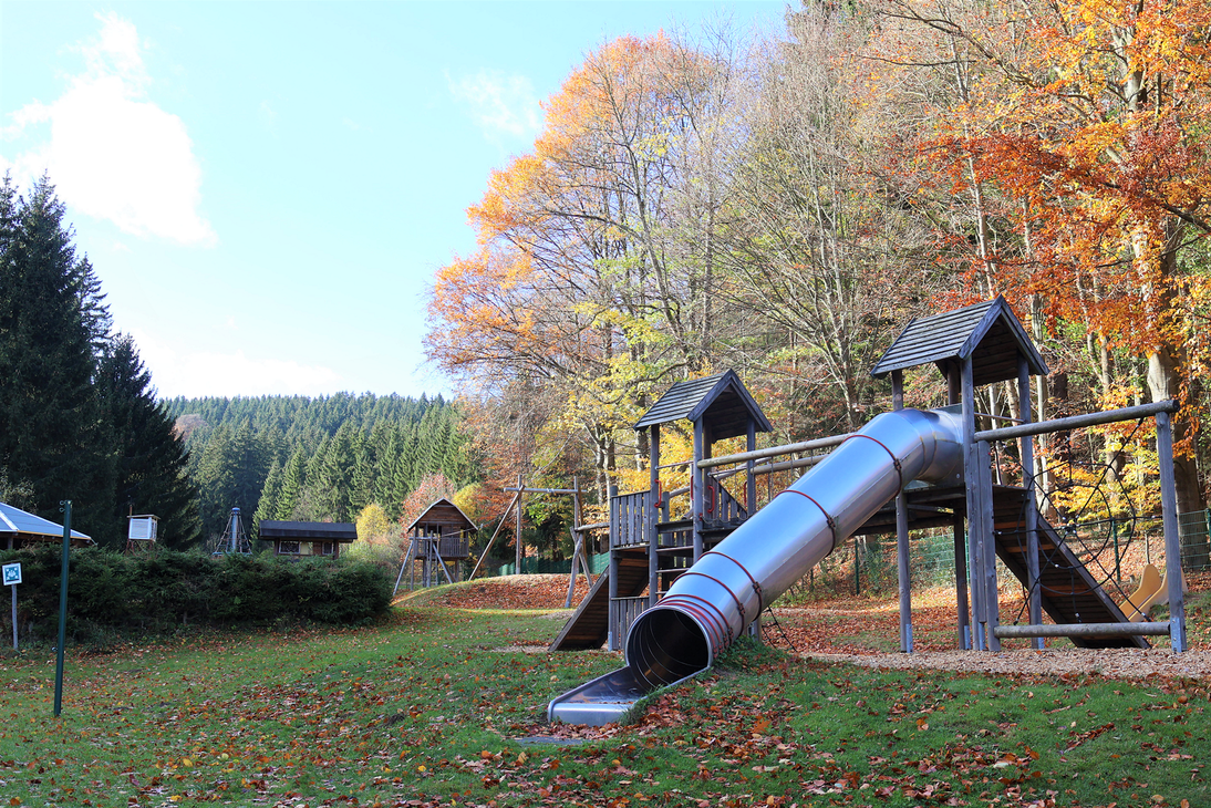Spielburg aus Holz mit Rutsche