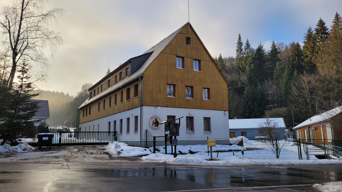 Blick auf das Hauptgebäude im Winter