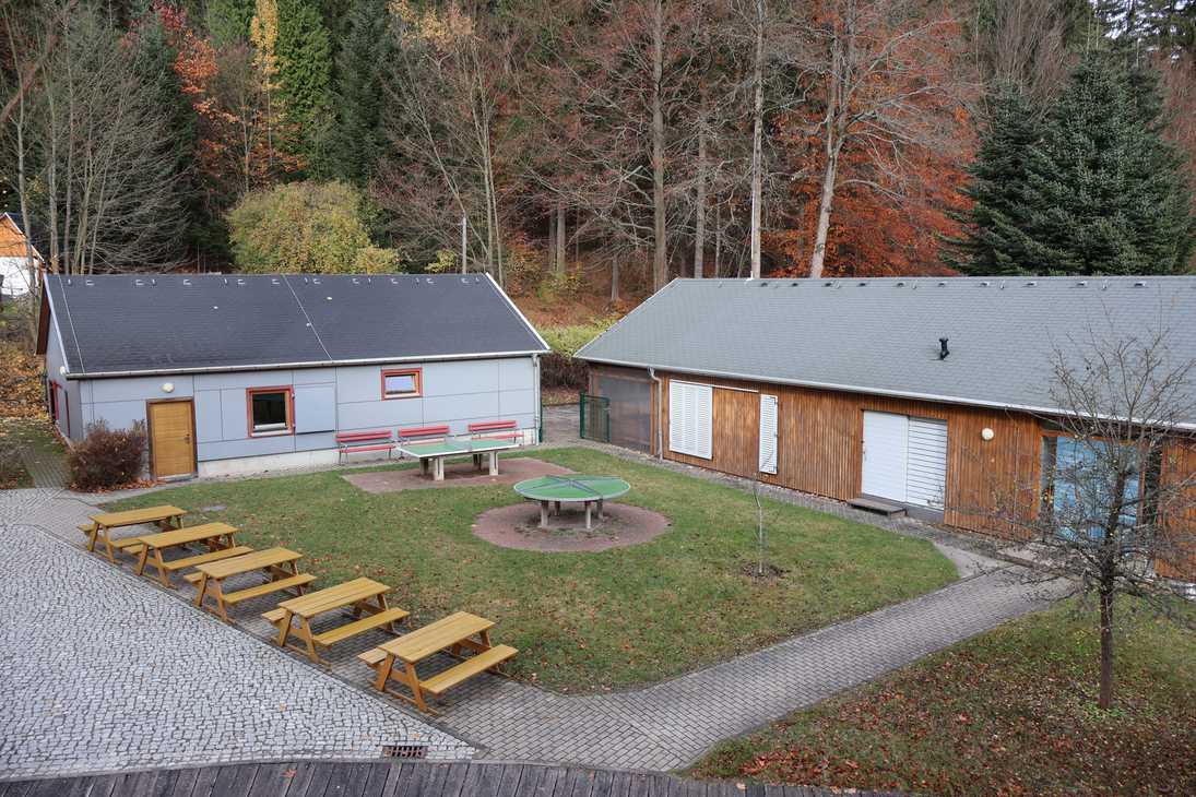 Der Innenhof mit Tischtennisplatten und Sportraum.