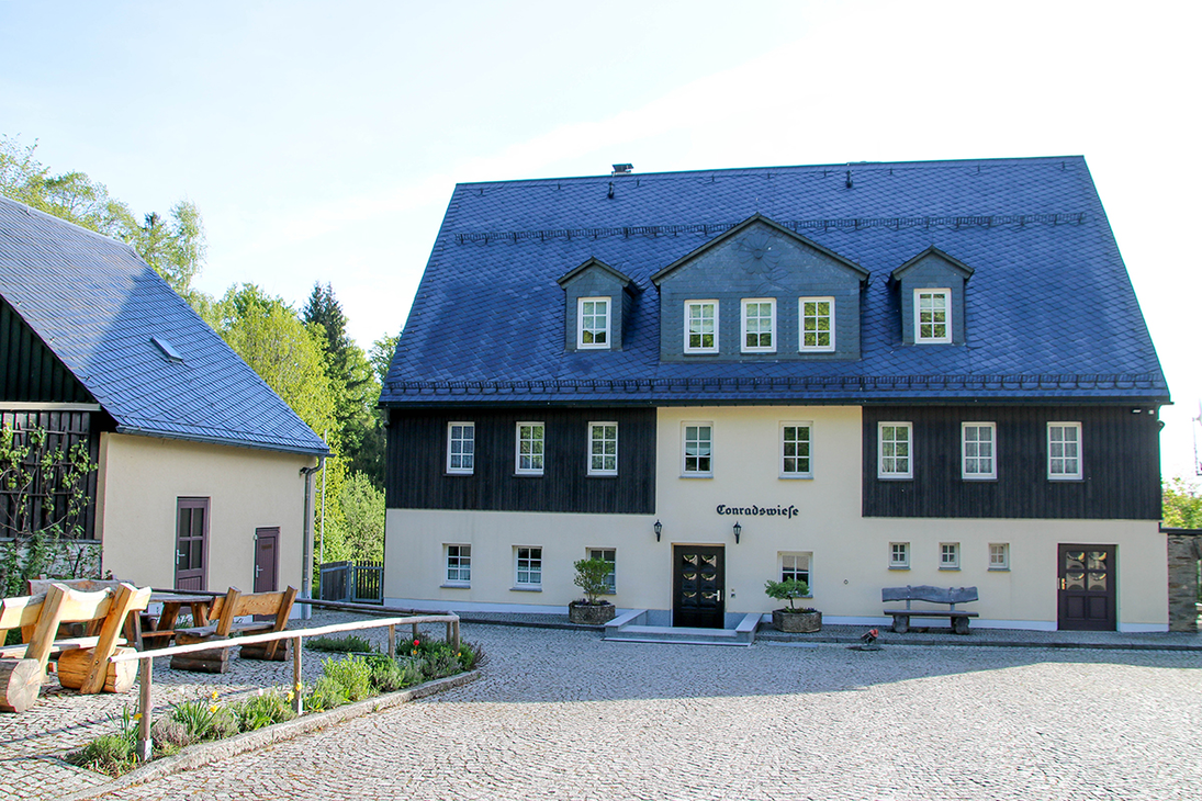 Blick auf das Hauptgebäude