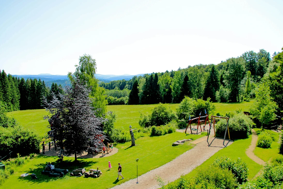 Blick in das Gelände des Waldschulheimes.